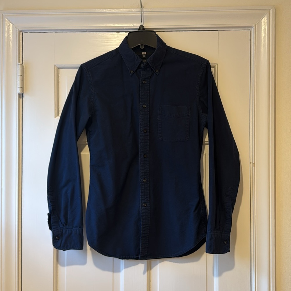 Uniqlo men’s medium weight Slim Fit Shirt. Classic Navy blue casual style